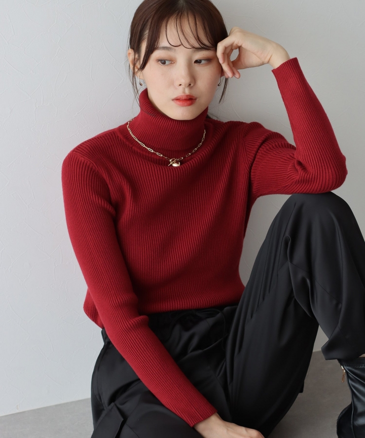 なめらかタートルネックリブニット