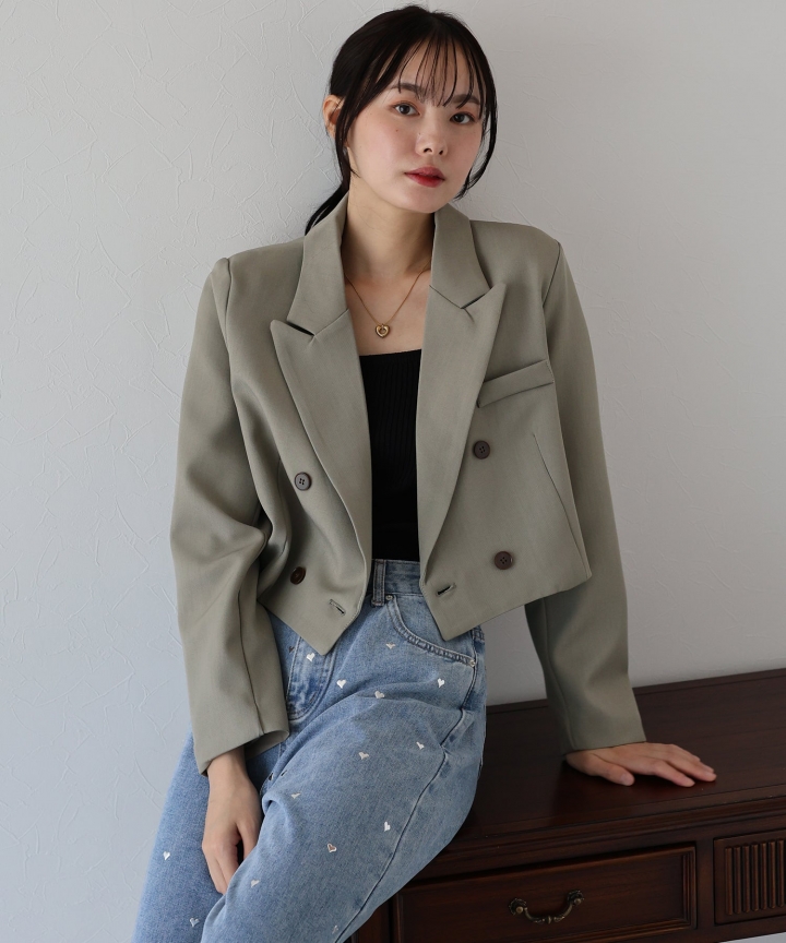 ショート丈ダブルボタンジャケット