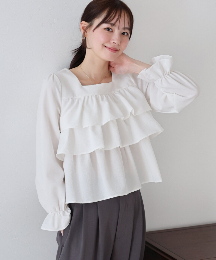 フリルティアードブラウス
